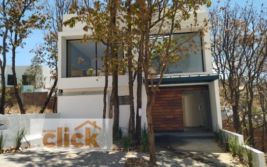 SE VENDE CASA EN ALTOZANO ( 7° RETORNO DE LOS ALPES NORTE)